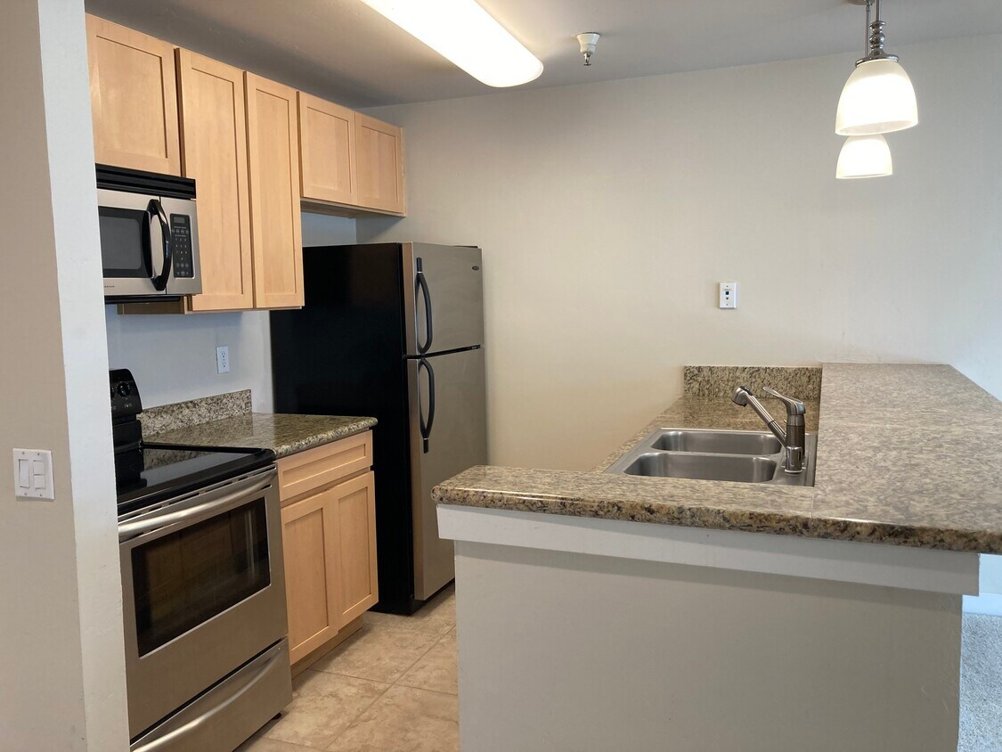 Foto principal - 6400 Christie Ave