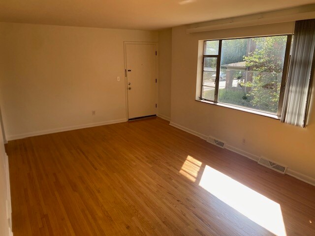 Foto del edificio - 1360 W 3rd Ave