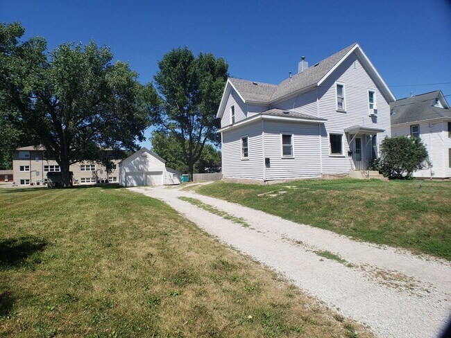 Building Photo - 910 E Rice Lake St
