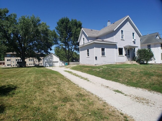 Building Photo - 910 Rice Lk St