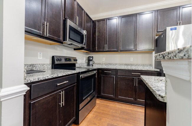 Building Photo - Updated 3BR Townhouse with Kitchen Island & Walk-In Closets