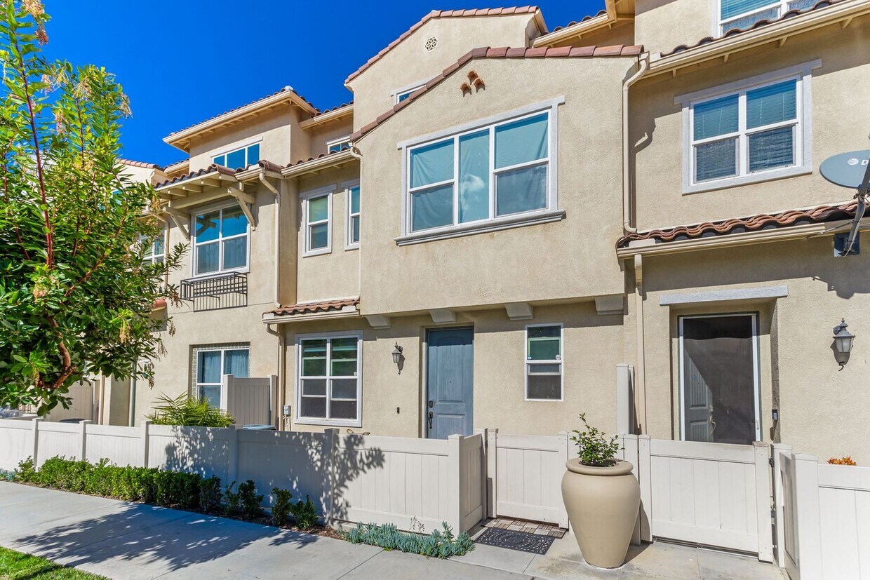 Foto principal - Beautiful 4 Bed 3.5 Bath Home in Great Sch...