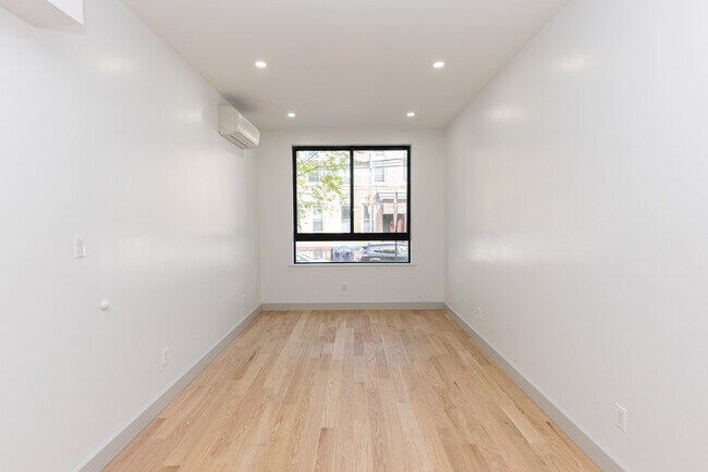 Building Photo - 60-40 67th Ave