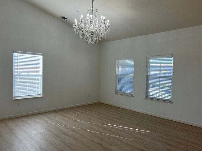 Building Photo - Available NOW! SPECIAL $500 off 1st months rent