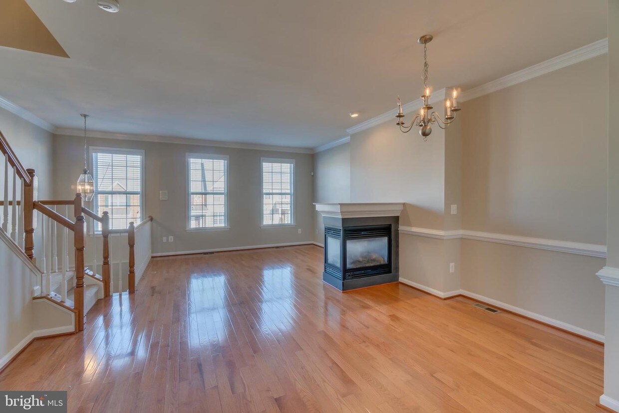 Primary Photo - 106 Breakers Edge Ct