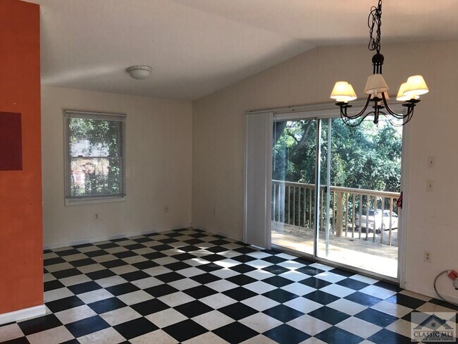 Building Photo - 180.5 Pinecrest Dr