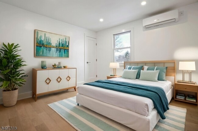 Building Photo - 554 Hort St