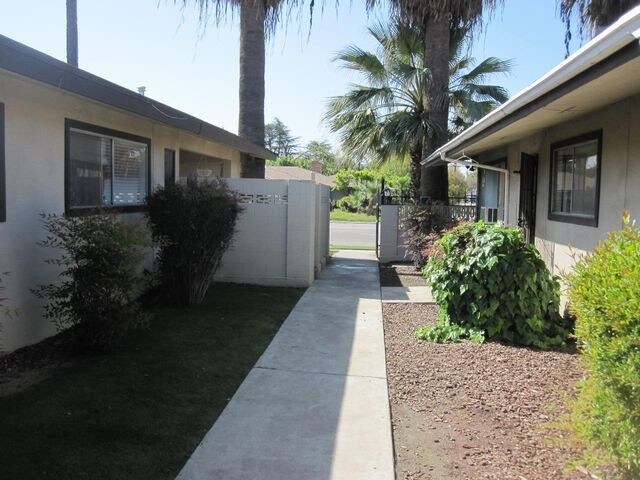 Building Photo - Fourplex For Rent in Fresno