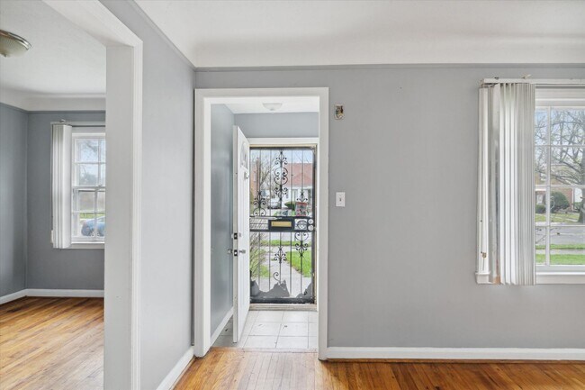 Building Photo - SECTION 8 ONLY! $1400 - 3 Bed 1.5 bath bun...