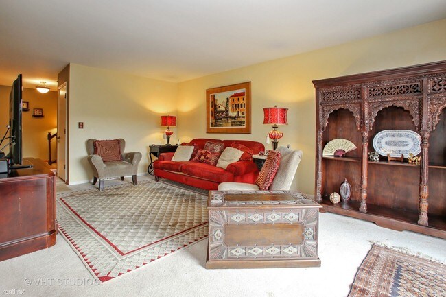 Foto del edificio - 655 Versailles Ct