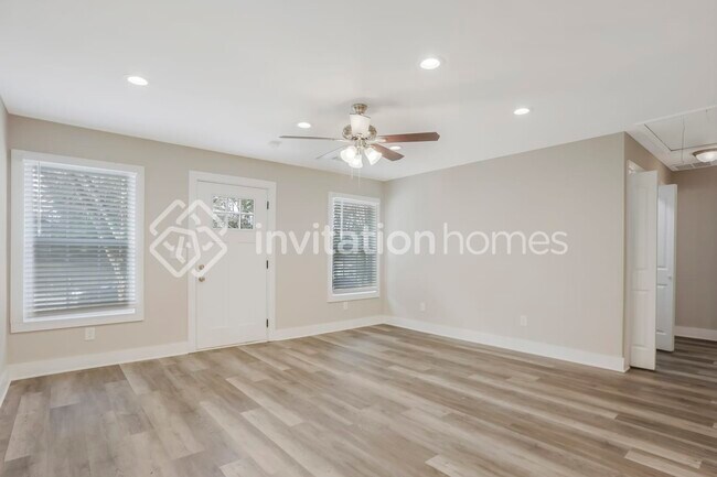 Building Photo - 212 Glenrose Cir SW