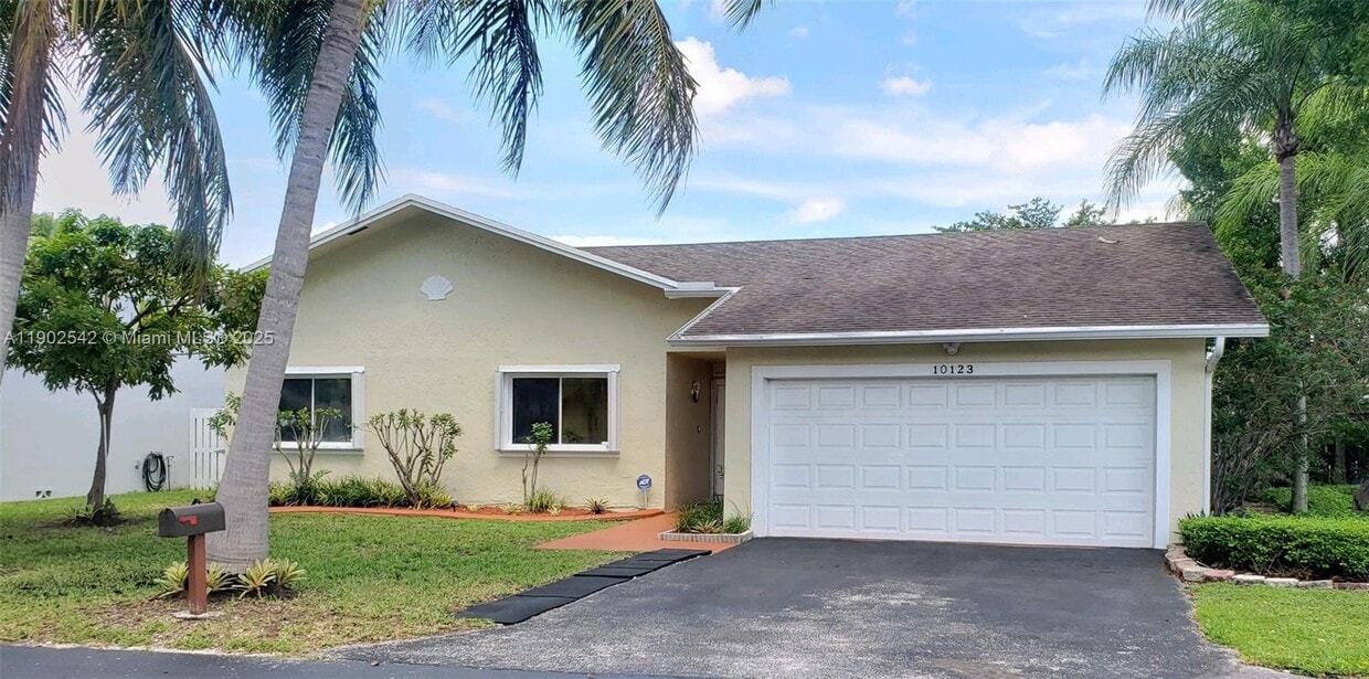 Foto principal - 10123 SW 145th Ct