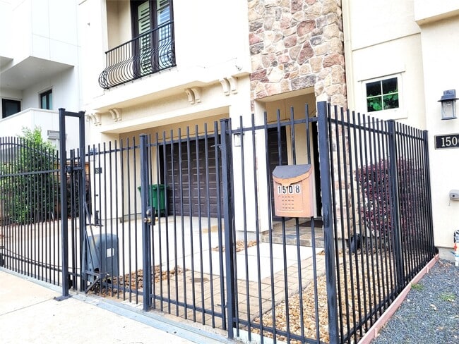Foto del edificio - 1508 Fowler St