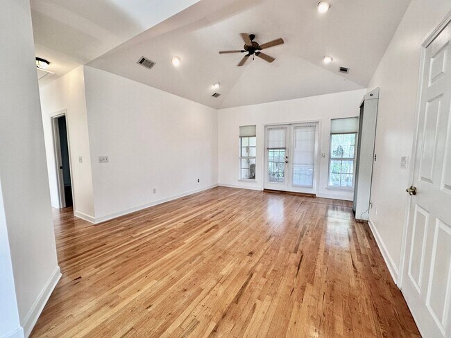 Foto del edificio - Custom 3B/3B plus bonus rooms steps from t...