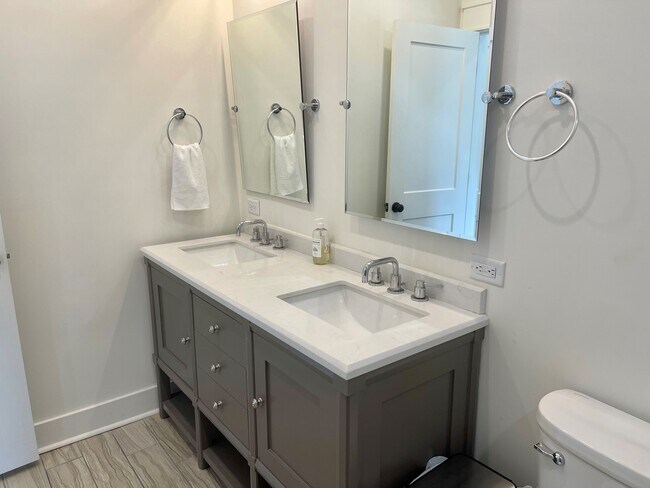 Baño de la planta baja - 127 Allison Way
