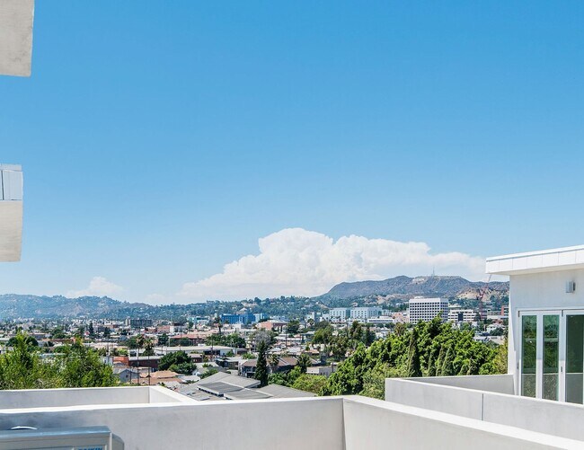 Foto del edificio - 857 1/2 Hyperion Ave