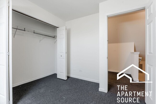 Foto del edificio - HUGE 4BR Duplex Close to Blue Line