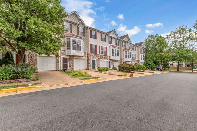 Building Photo - Dream Townhome in Kingstowne – Updated Ele...