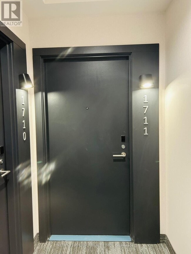 Building Photo - 180 Front St E