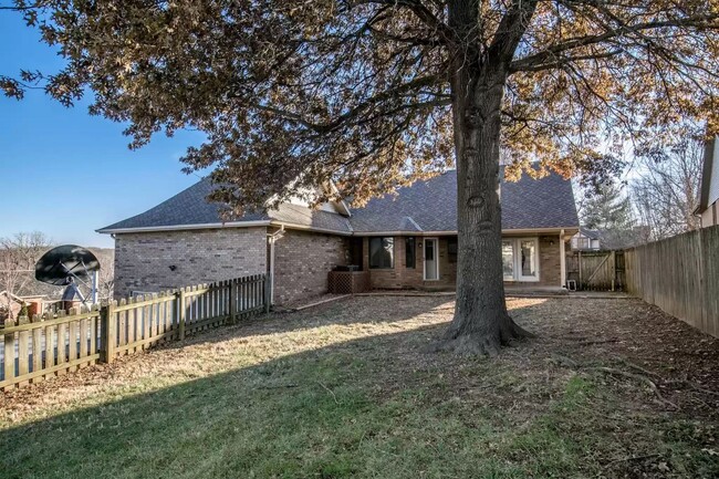 Building Photo - 5 bedroom/3 bath w/mother in law style qua...