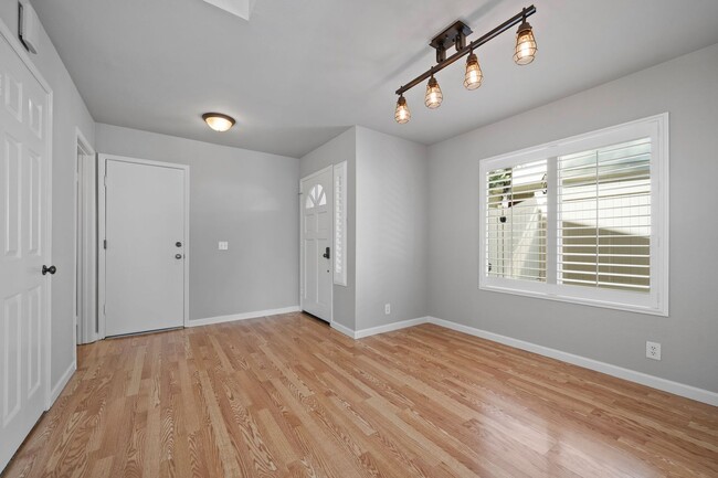 Building Photo - Well Maintained 3 Bedroom Condo in Gated R...