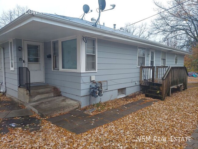 Building Photo - Spacious 3-Bedroom, 2-Bathroom Duplex in Q...