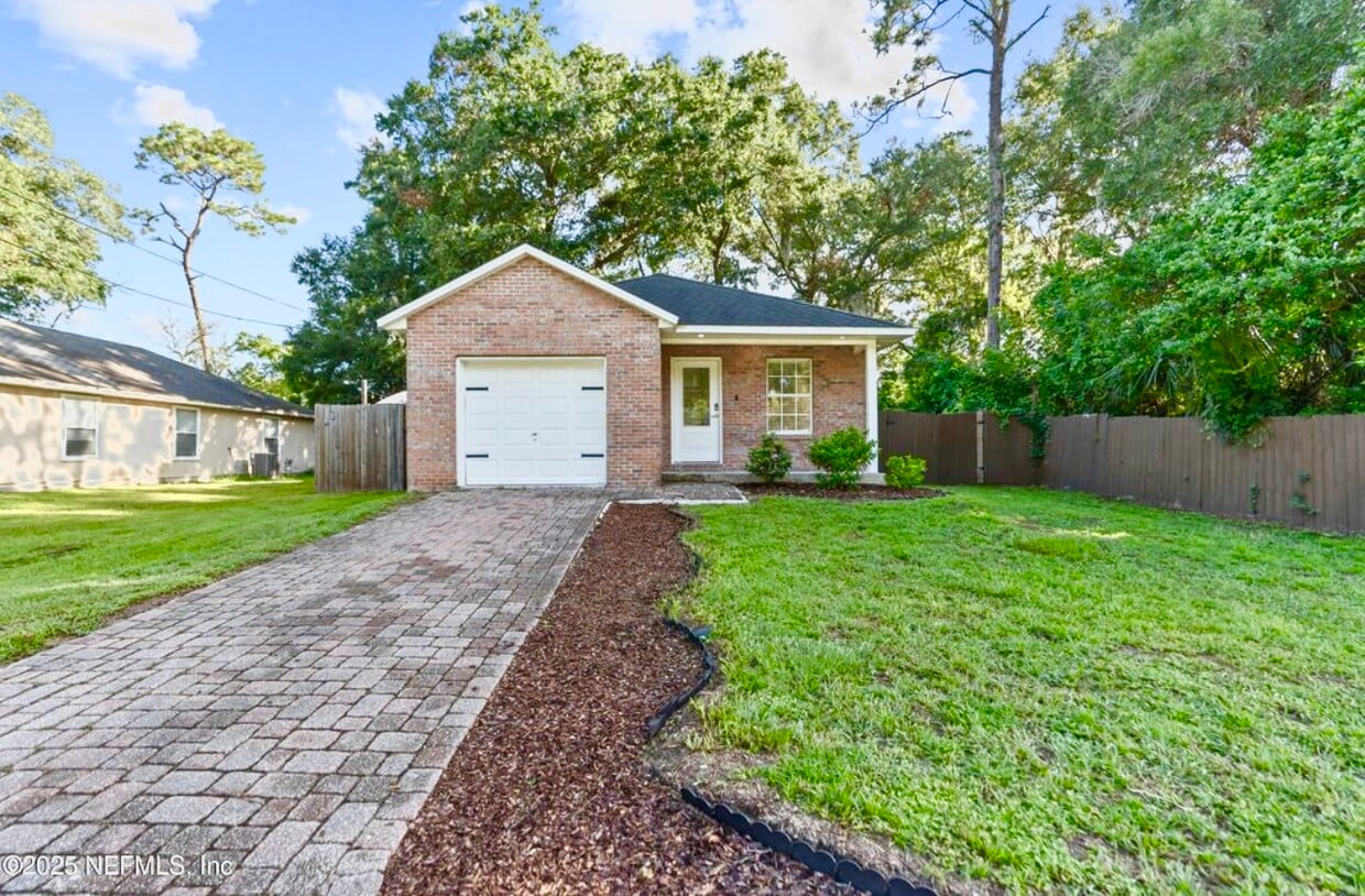Primary Photo - 10621 Oak Crest Dr