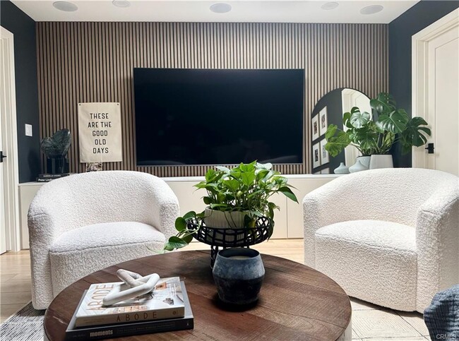 Foto del edificio - 21700 Mulholland Dr