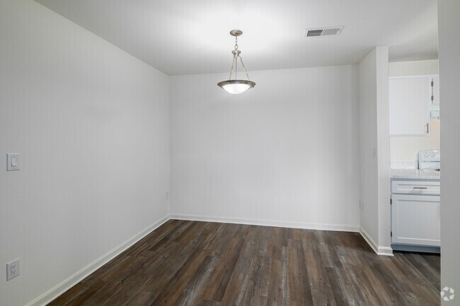 2 habitaciones, 1 baño - 877 pies cuadrados - Comedor Precio de mercado - Coppermine Run