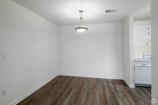 2BR, 1BA - 877SF - Dining Room Market Rate - Coppermine Run