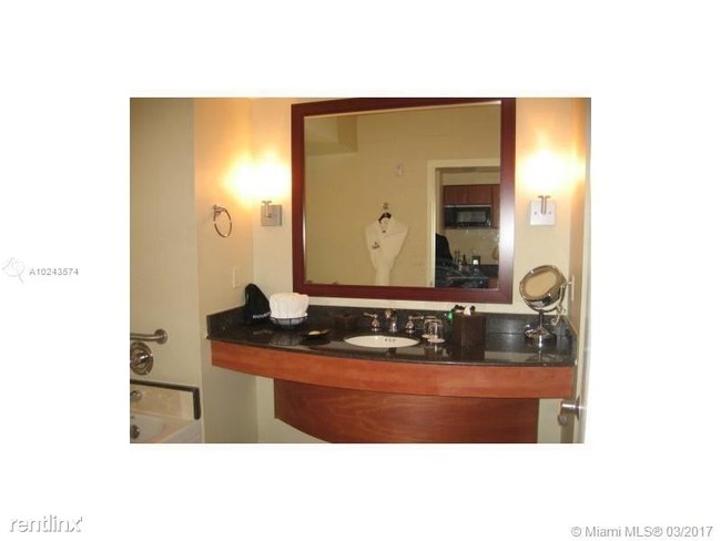 Foto del edificio - Studio, 1 bath  - 18001 Collins Ave