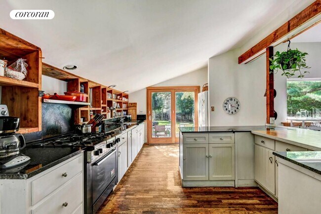 Foto del edificio - 921 Springs Fireplace Rd