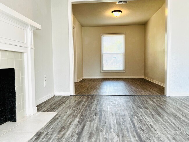 Building Photo - MOVE-IN SPECIAL: Cute 2BD 1BA Home w/ Bonu...