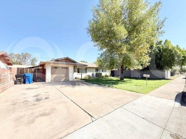 Building Photo - 910 N Wedgewood Dr