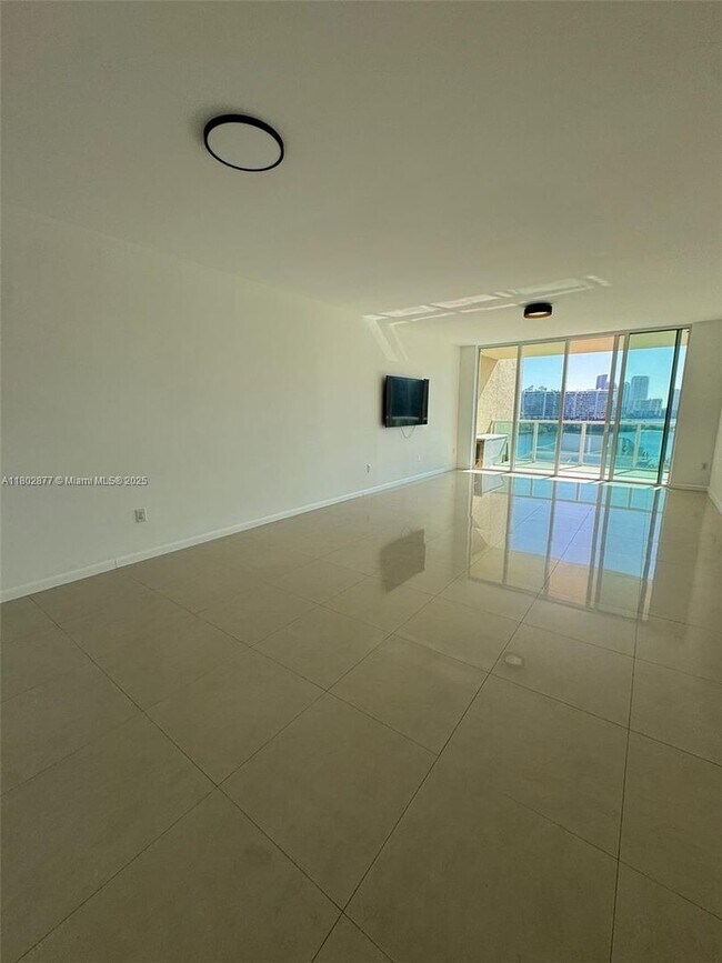 Foto del edificio - 3330 NE 190th St