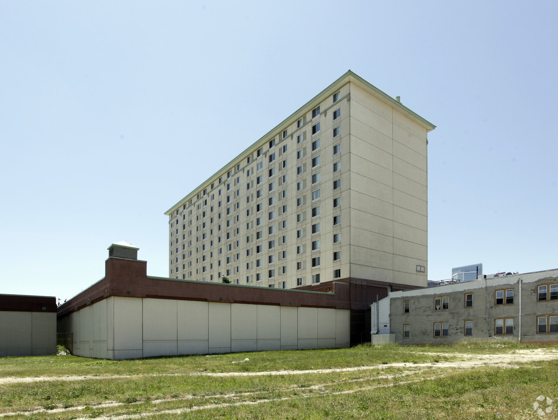 Primary Photo - Metropolitan Plaza Apartments