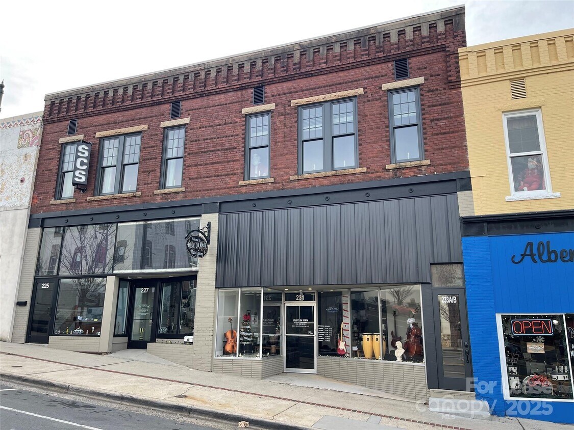 Primary Photo - 233 W Main St