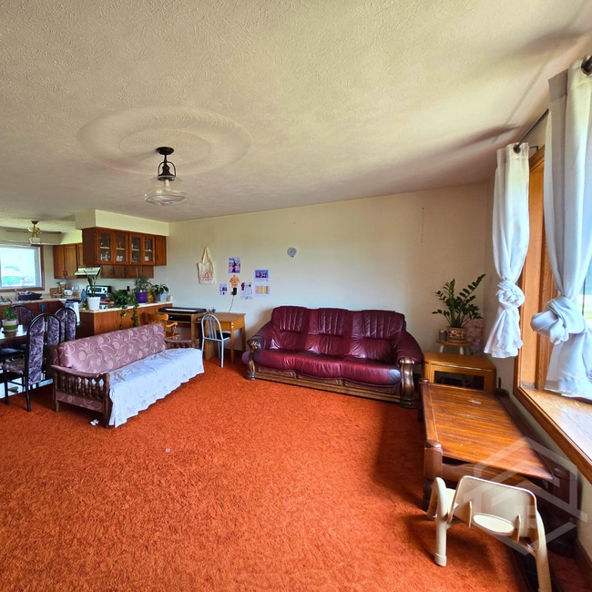 Building Photo - 2+1-Bedroom Duplex in Brant!!