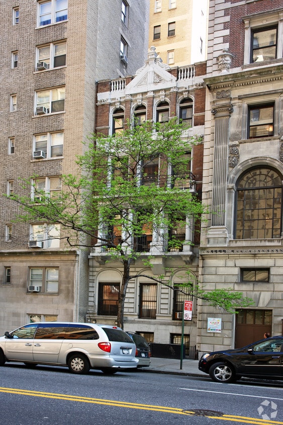 Building Photo - 137 W 86th St