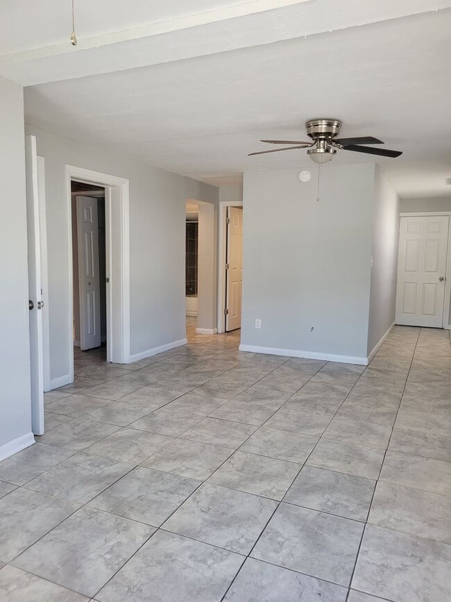 Building Photo - Three-Bedroom Home Near Lake Shipp