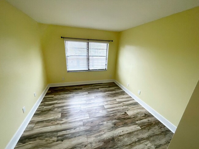 Building Photo - Spacious 2 bedroom condo