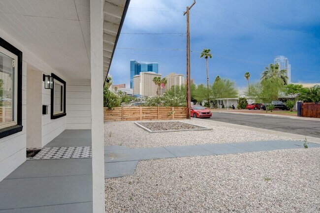 Building Photo - Fully Furnished or Unfurnished 3 BR / NO HOA
