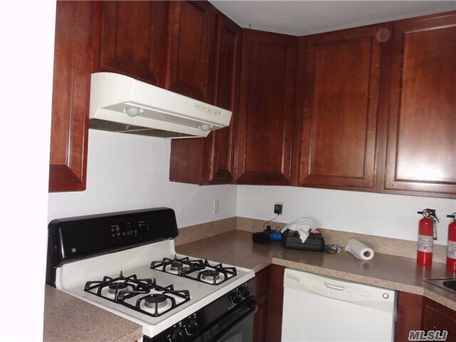 Foto del edificio - 69-22 Caldwell Ave