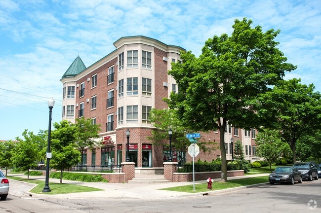 Building Photo - Oaks Hiawatha Station