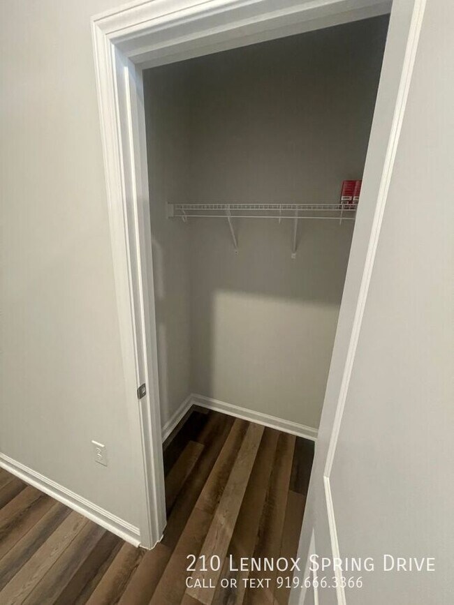 Foto del edificio - 210 Lennox Spring Dr