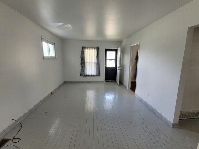 Building Photo - 1011 Bradley Ave