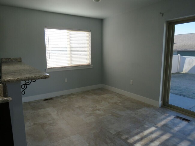 Building Photo - 4 Bedroom Townhome in River Pointe Subdivi...