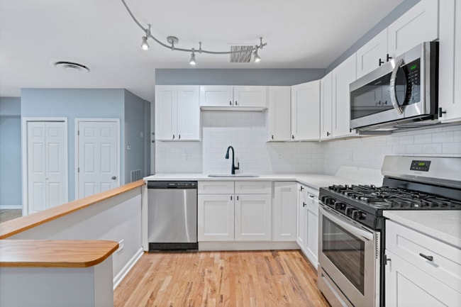 Photo - 2900 N Damen Ave (Chicago, IL) Apartment