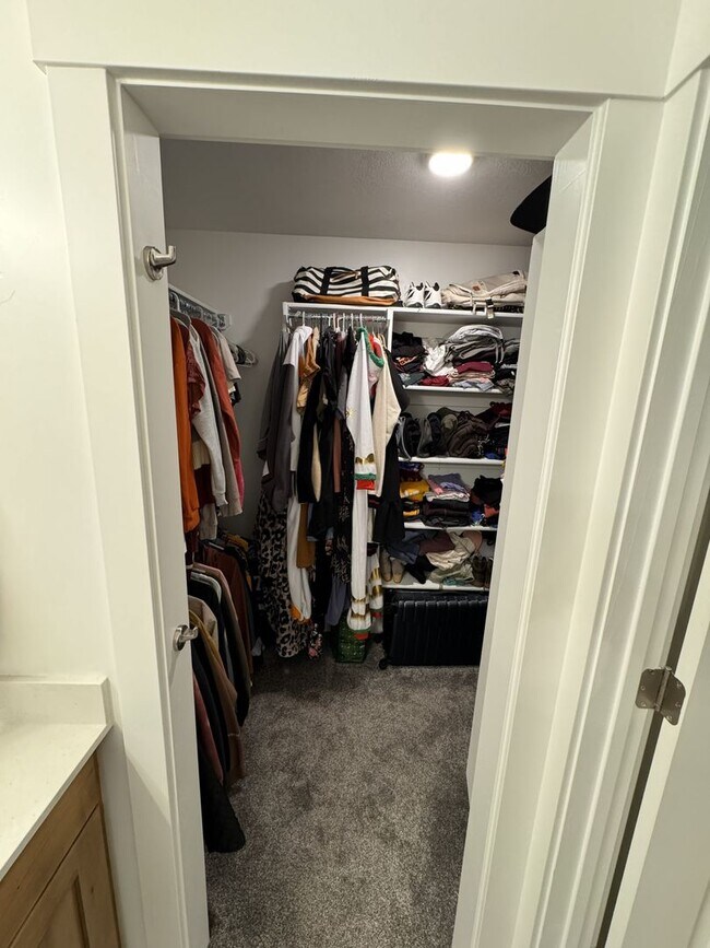 Foto del edificio - Like-New 3 Bed Townhome (2022) – Garage + Modern Finishes!