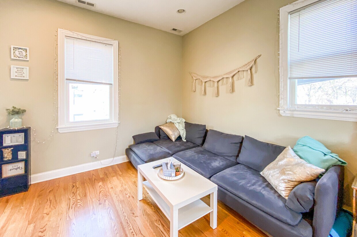 Foto principal - 1357 W Barry Ave